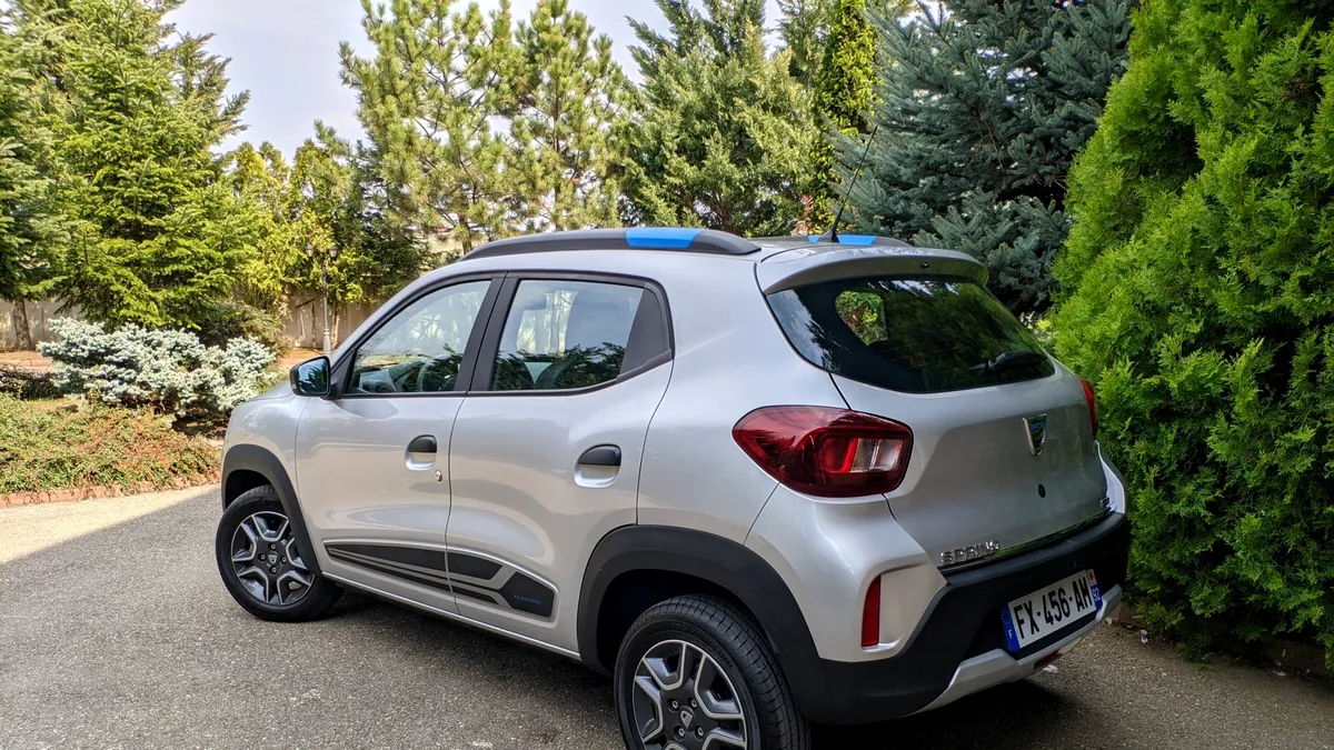O firmă caută pe OLX șoferi care să conducă noua Dacia Spring electrică