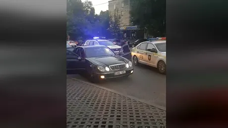 Zece mașini de poliție au urmărit un Mercedes. Erau 8 oameni la bord, iar șoferul era băut. VIDEO