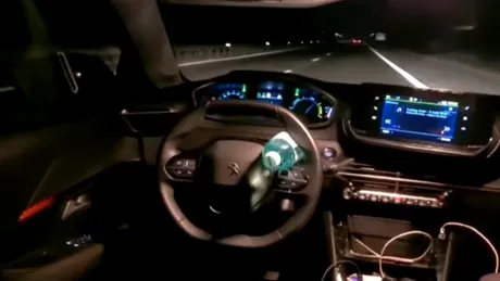 VIDEO. Viral! Un șofer a blocat volanul cu o sticlă și s-a așezat pe bancheta din spate