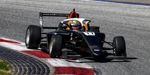 Cât de confortabil stau piloții în monoposturi? Luca Viișoreanu, pilot în Formula 4, are răspunsul