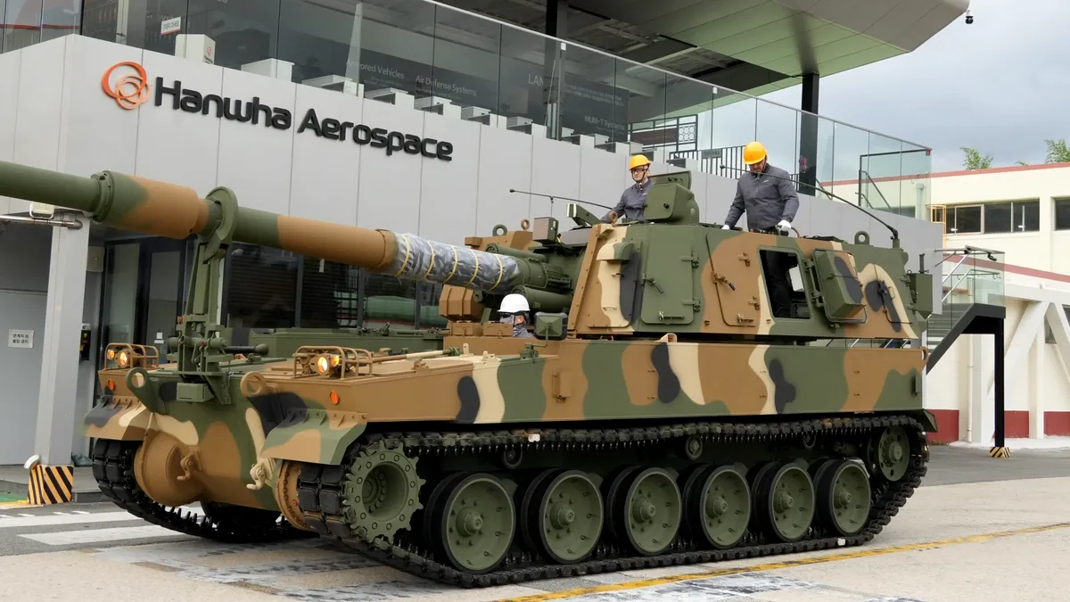 Militarii români au început pregătirea pentru folosirea obuzierelor autopropulsate K9. Primii absolvenți vor deveni instructori pentru alte echipaje