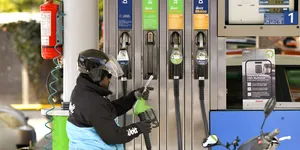 De la ce preț al benzinei vor lăsa românii mașina acasă? Pragul psihologic determinat de un expert