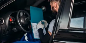 Mașină rechemată în service: Ești obligat să te prezinți la verificare? Ce pățesc șoferii care circulă cu aceste mașini