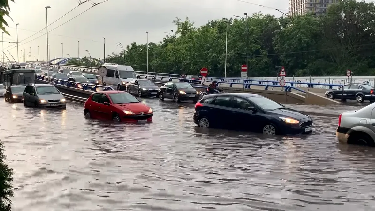 Inundații în București după ploaia torențială. Mașini la apă