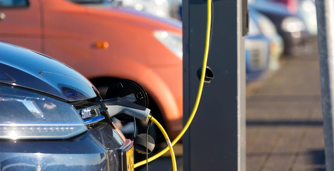 O companie petrolieră va opera cea mai mare rețea de stații de încărcare pentru mașini electrice din Europa