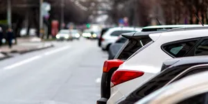 Mașina parcată pe stradă: Unde este cel mai sigur loc și care sunt zonele unde nu ar trebui niciodată lăsat vehiculul