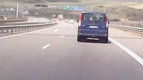 Biciclist filmat pe contrasens pe Autostrada Transilvaniei. Impactul ar fi putut fi fatal - VIDEO