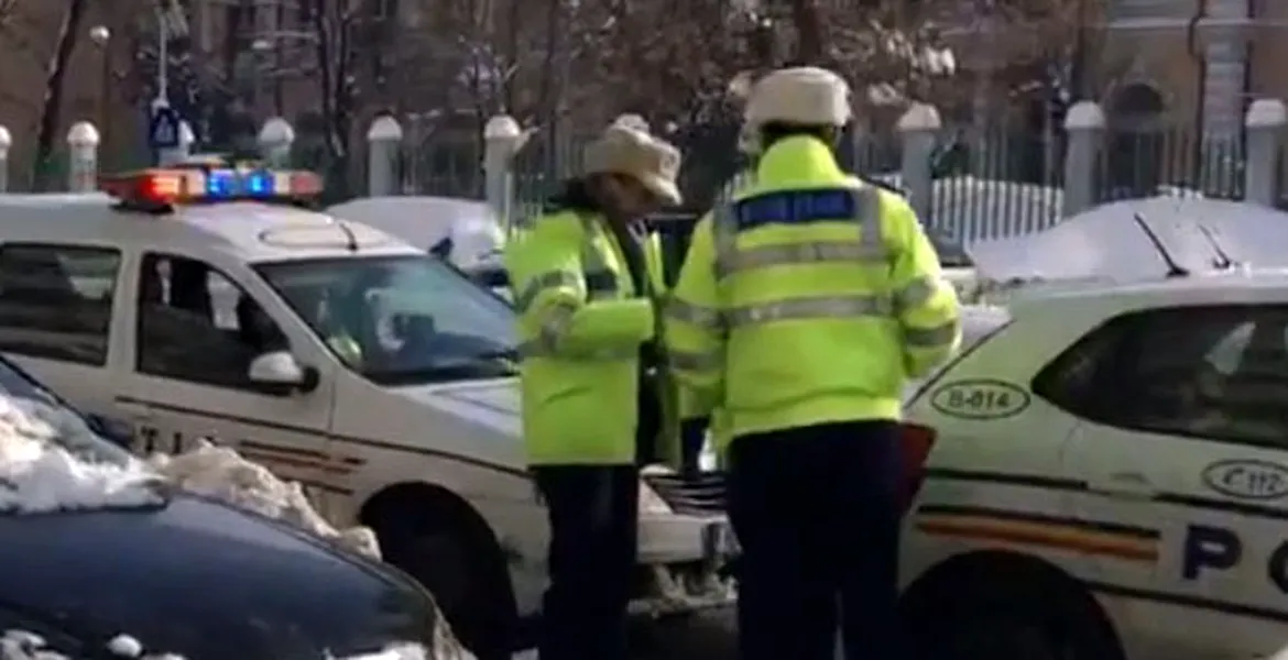 Şi-a parcat ditamai SUV-ul direct în staţia RATB. Poliţia l-a aranjat să ţină minte [VIDEO]