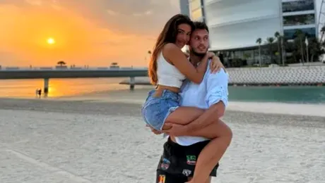 Cuplul momentului în România. Cunoscuta cântăreață se iubește cu fostul fotbalist FCSB