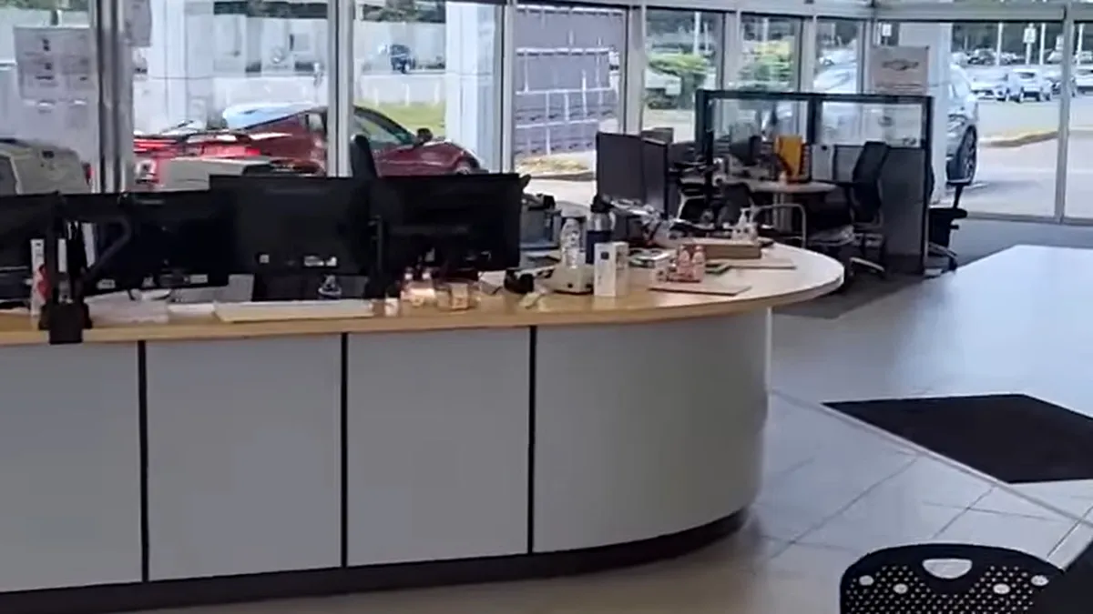 Un hoț a furat o mașină de față cu personalul din reprezentanță - VIDEO