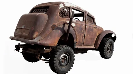 O mașină din Mad Max, construită din două modele complet diferite, se vinde pe eBay