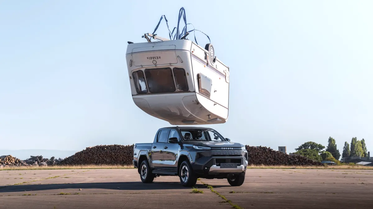 Toyota a aruncat o rulotă peste un Hilux electric, în încercarea de a reînvia cascadoria Top Gear de acum 23 de ani