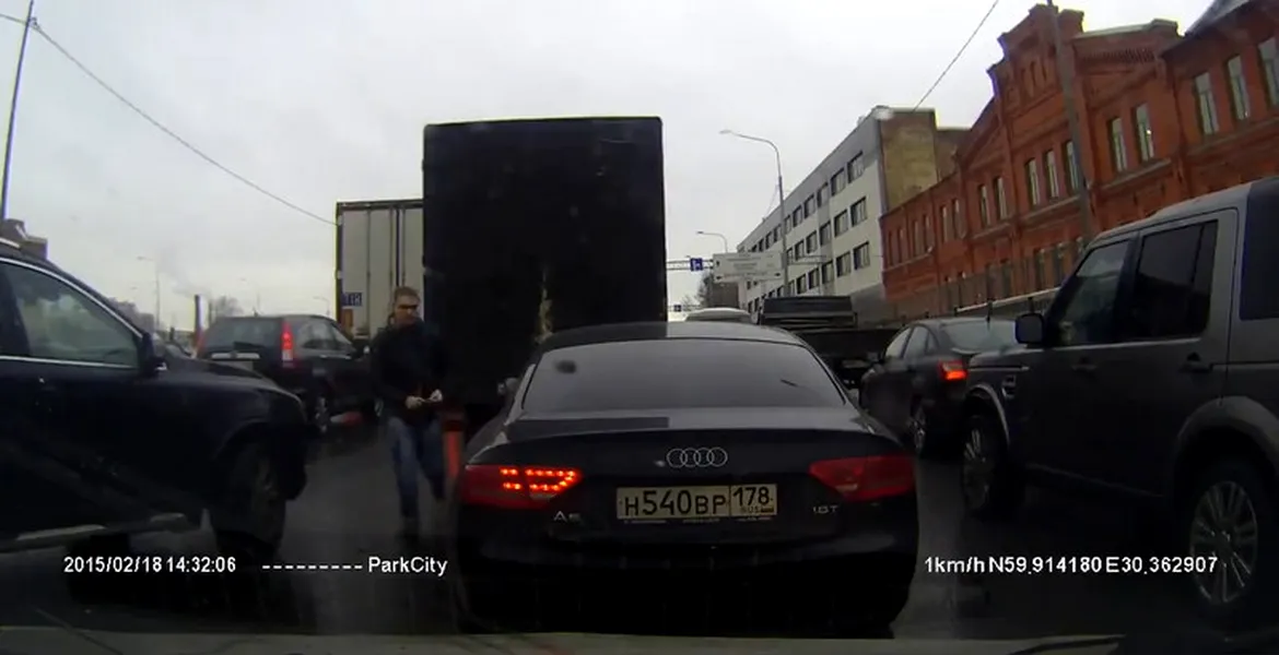 Cum să te răzbuni în trafic. Ca la ruşi. VIDEO