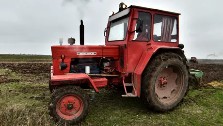 Tractor vechi de 50 de ani, transformat în vehicul electric cu alimentare solară. Dă curent și la electrocasnicele din casă