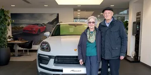 Un cuplu căsătorit de 70 de ani și-a făcut cadou de aniversare un Porsche Macan