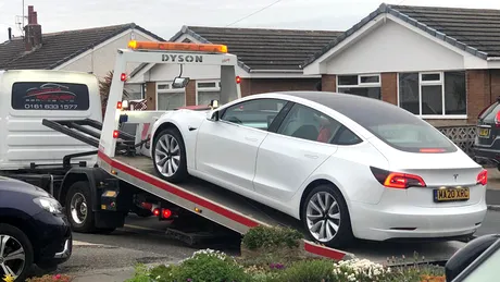 Și-a luat o Tesla Model 3 nou-nouță. O lună mai târziu, a rămas cu volanul în mână!