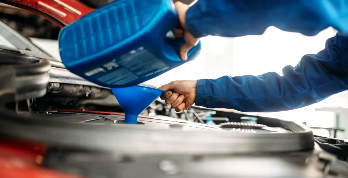 Merită să bagi în motor cel mai ieftin ulei de pe piață? Ce economie faci și care sunt riscurile
