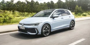 <span class='prepend'>Analiză |</span> Scădere cu 28% a înmatriculărilor de autoturisme noi. Hibrizii plug-in și electricele, singurele segmente care se bucură de creșteri