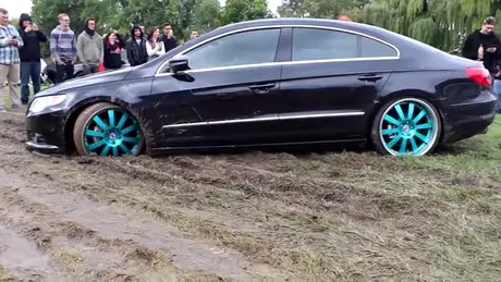 Ştiaţi că VW Passat CC nu e pentru offroad cu noroi? Tipul ăsta nu ştia. VIDEO FAIL