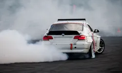 O nouă experiență de drift pentru amatori. Competiție captivantă într-un mediu controlat și sigur