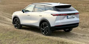 Review OMODA 7 SHS-P: SUV-ul chinezesc care provoacă Hyundai Tucson și Volkswagen Tiguan