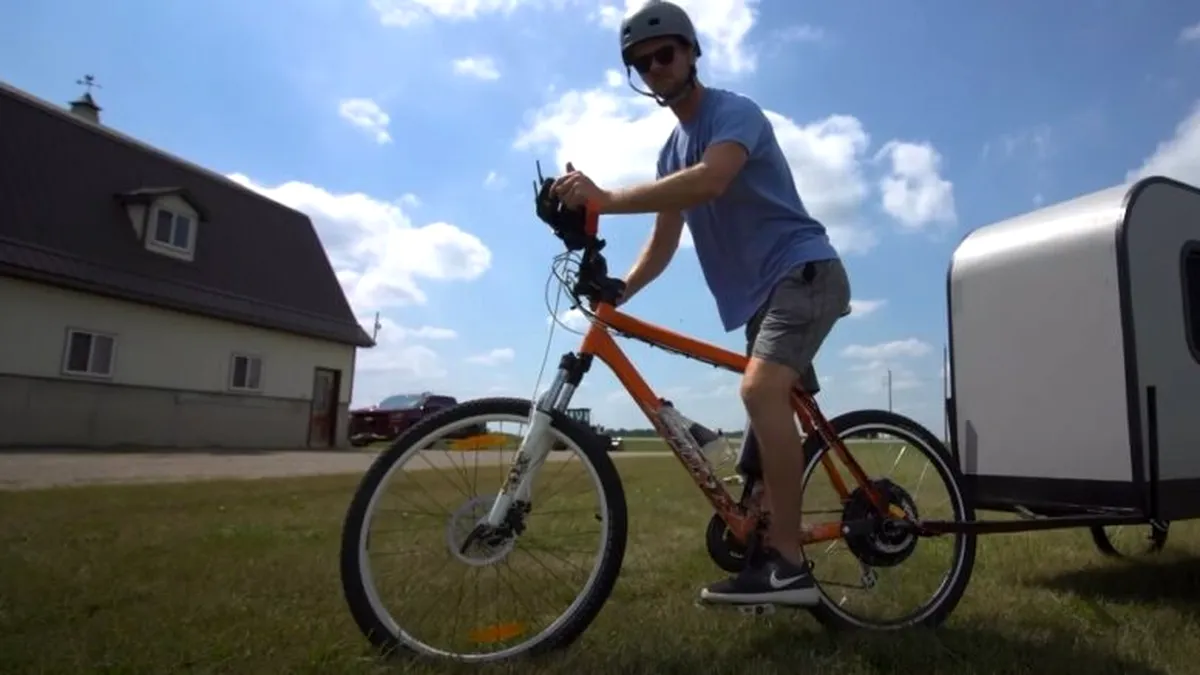 Și-a electrificat bicicleta pentru a o folosi să își tracteze autorulota improvizată
