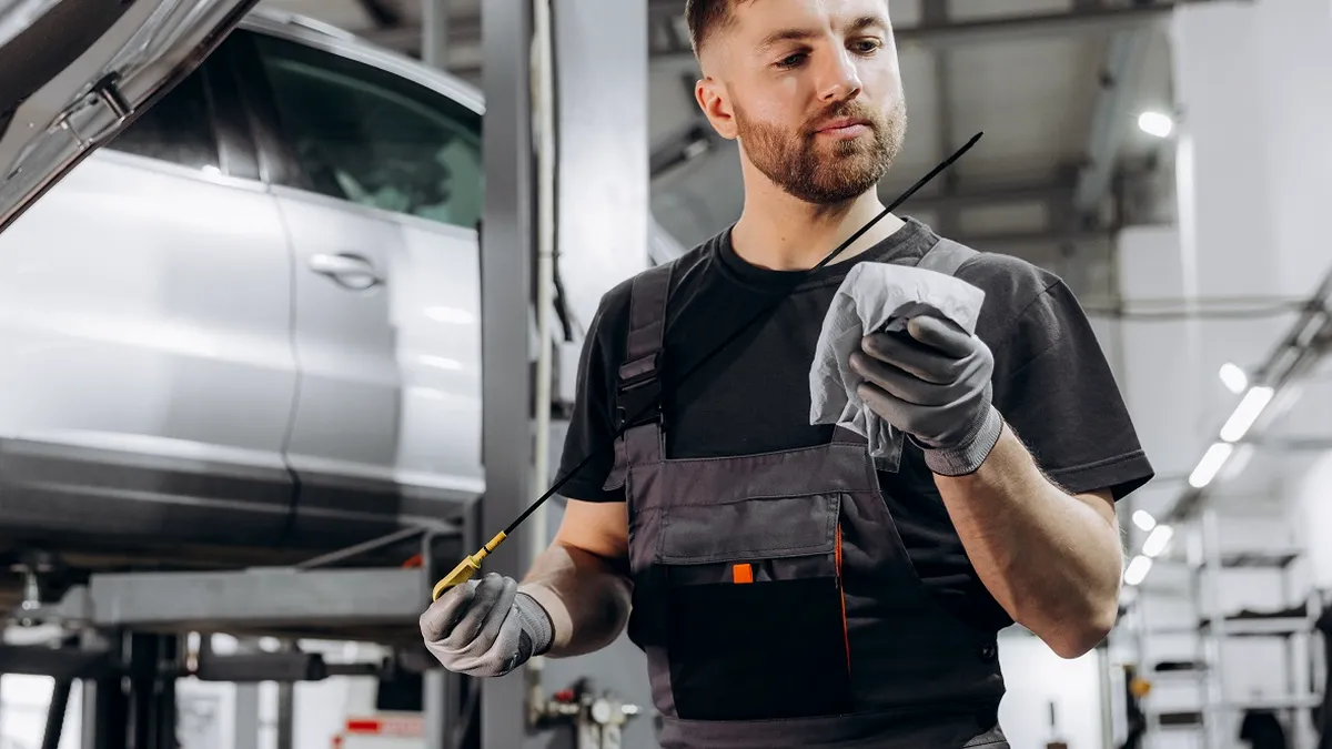 Cum se verifică uleiul la motor când afara sunt peste 25 de grade. Niciodată să nu faci asta!