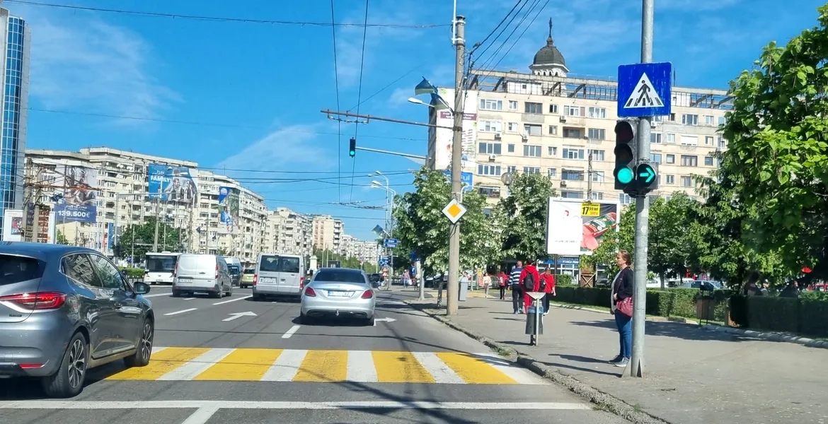 2025: Verde la semaforul principal și la cel intermitent la dreapta. Cine are prioritate în acest caz?