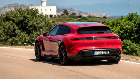 Test drive cu Porsche Taycan Sport Turismo în Sardinia. O mașină lată, joasă, puternică