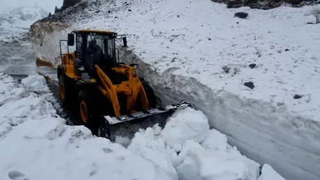 Cât de mare e, de fapt, zăpada pe Transalpina și Transfăgărașan? Drumarilor nu le vine să creadă