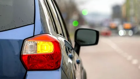 Când intri pe autostradă, dai semnal stânga sau dreapta? Ce semnale luminoase sunt impuse de lege