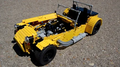 Machetă Caterham Seven din Lego, controlată prin telecomandă. VIDEO