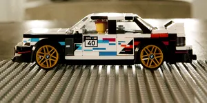 <span class='prepend'>Foto |</span> BMW M3 aniversează 40 de ani, iar bavarezii celebrează printr-un set Lego inspirat din prima generație, E30