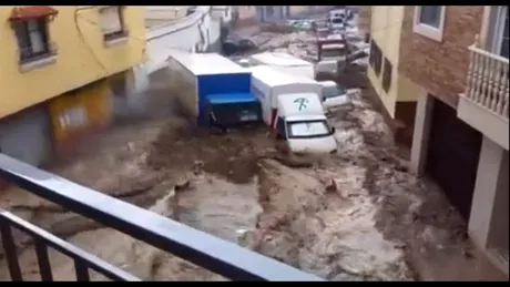 Potopul din Spania distruge zeci de maşini. Ploile vin puternic şi în România