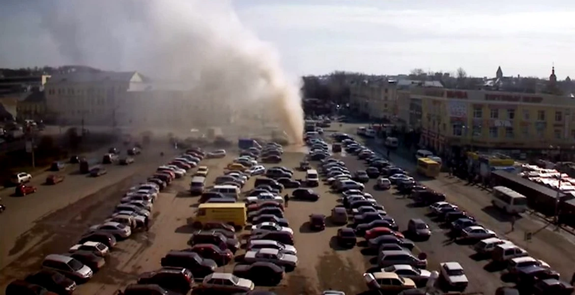 Un gheizer uriaş erupe într-o parcare. Ruşii îşi văd de treabă… VIDEO
