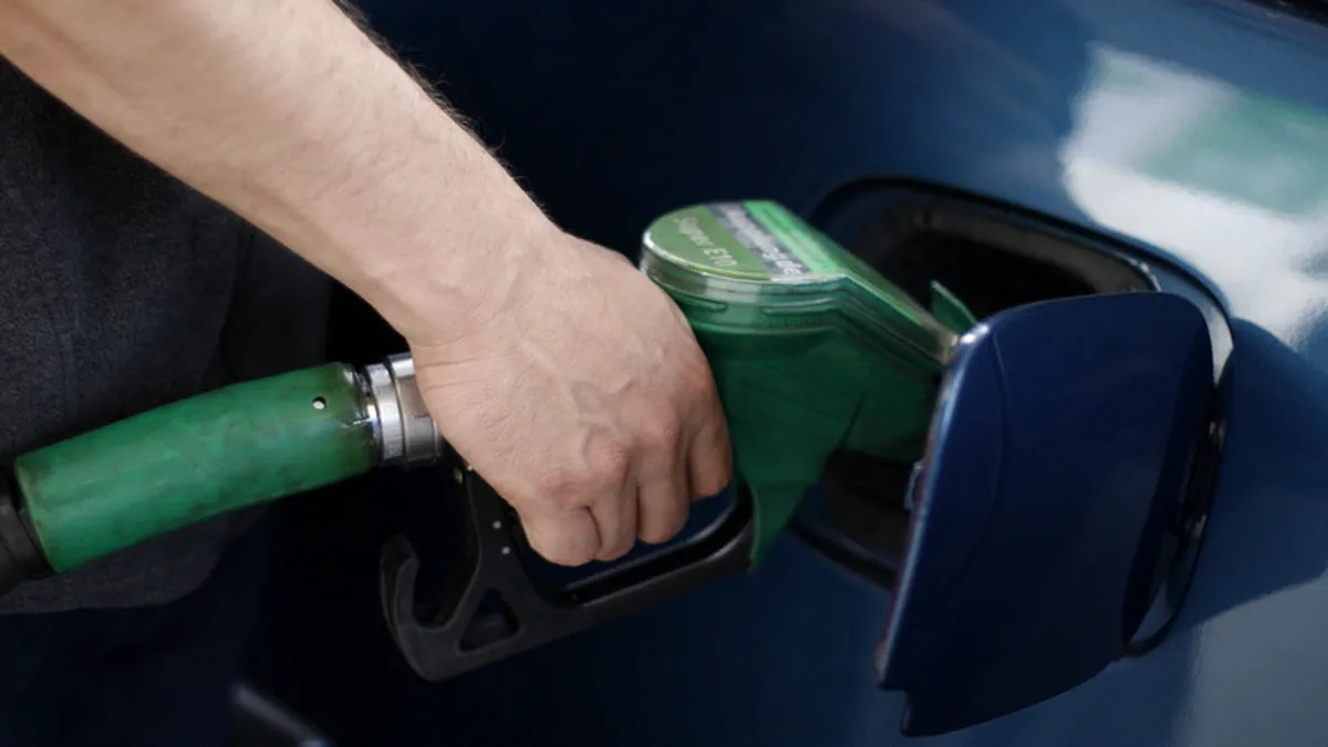 Carburanţii s-au ieftinit pentru a treia oară în şapte zile