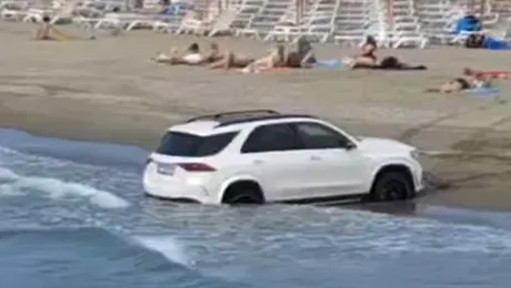 <span class='prepend'>Video |</span> Doi șoferi au intrat cu mașinile pe plaja din Olimp. Turiștii au alertat autoritățile