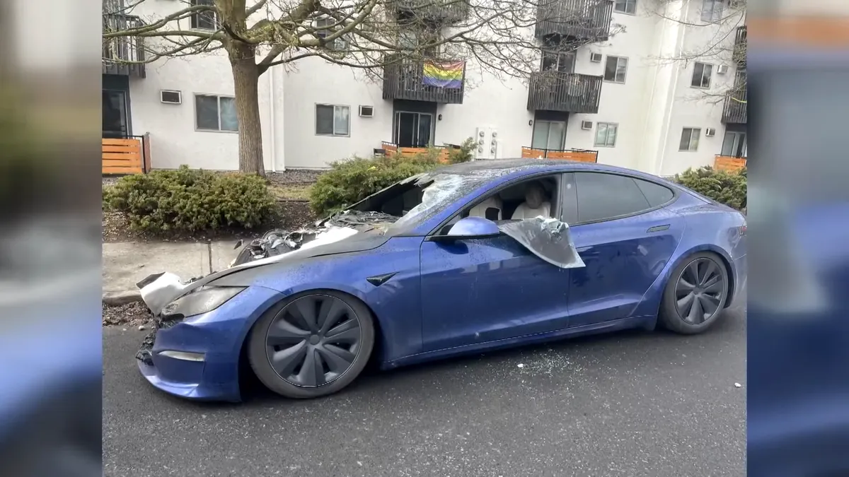 O Tesla Model S a luat foc, dar nu din cauza bateriilor. Mașina a înregistrat totul - VIDEO