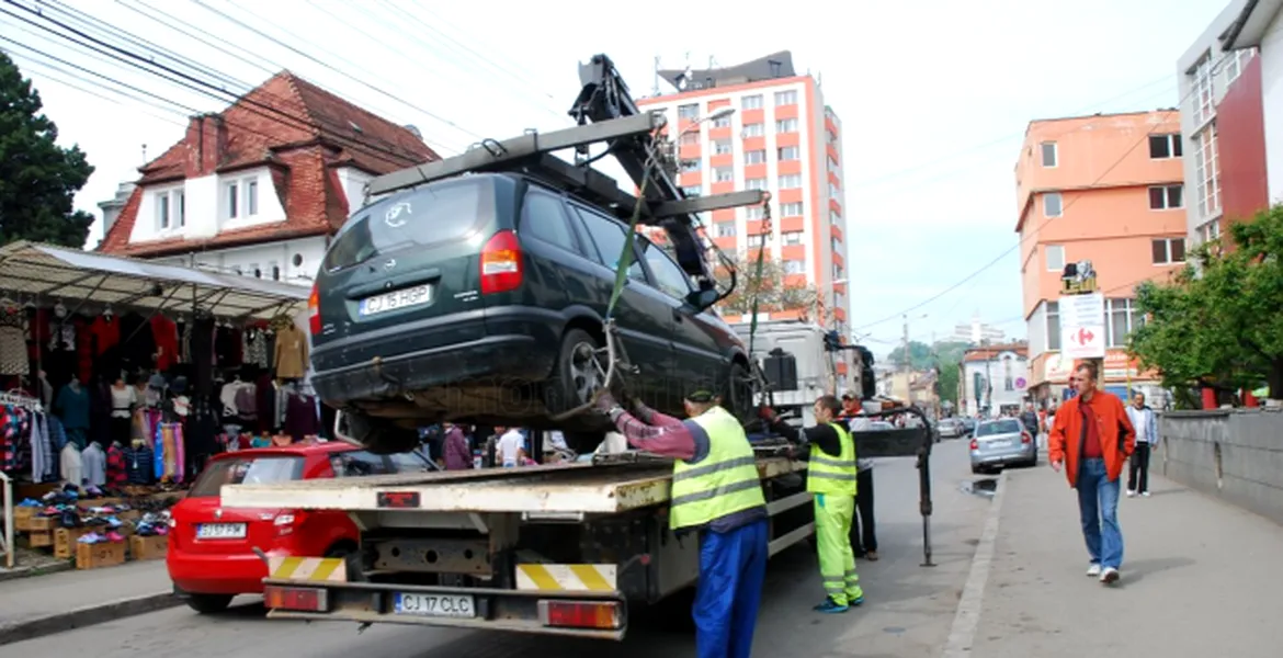 Totul despre ridicarea unei maşini parcate ilegal. Cine şi când poate decide să facă asta