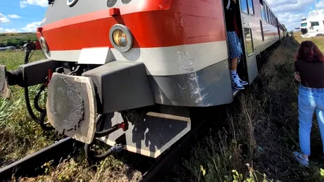 Un TIR a fost lovit de un tren la o trecere la nivel cu calea ferată în județul Iași