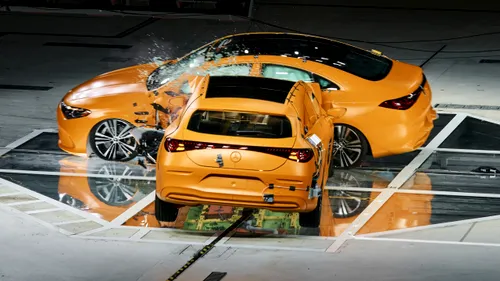 <span class='prepend'>Foto & Video |</span> Mercedes-Benz a accidentat două modele CLA noi. Cum s-au descurcat în cazul unui impact la 56 km/h?