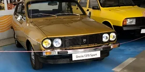 Plimbarea pe „aleea amintirilor” de la Dacia. Ce mașini clasice am văzut Centrul Tehnic Titu? – VIDEO