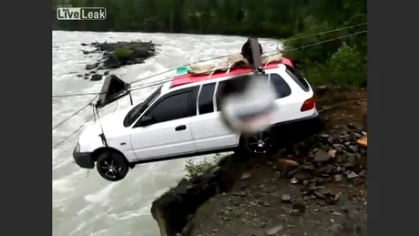 Cum traversezi un râu cu maşina, în Siberia. VIDEO