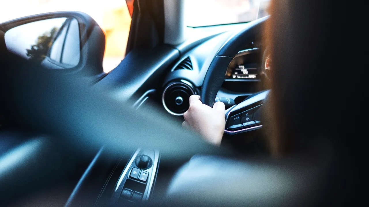 reguli-de-care-probabil-nu-ai-auzit-niciodată-ce-este-interzis-să-faci-la-volanul-unui-autovehicul-în-2025 