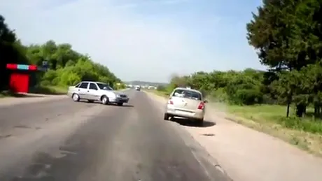 INCREDIBIL: un rus neatent a evitat un accident grav cu mult noroc!