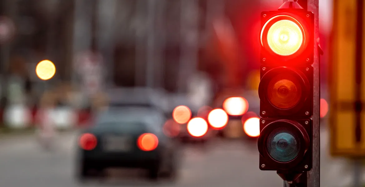 2025: Cum scapi de amendă dacă treci pe roșu la semafor? Situații în care Poliția nu poate face nimic