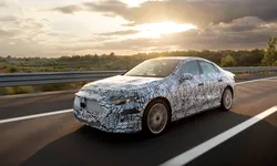 Mercedes-Benz se concentrează pe eficientizarea noului CLA. Generația următoare va fi lansată în curând cu versiuni hibride și pur electrice