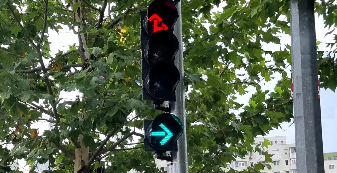 Semafor verde și verde intermitent: Ce obligații au șoferii în cele două situații