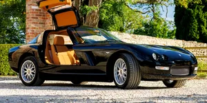 Un producător de mașini sport vechi de 80 de ani revine la viață cu un model cu motor V10 și uși tip „aripă de pescăruș”