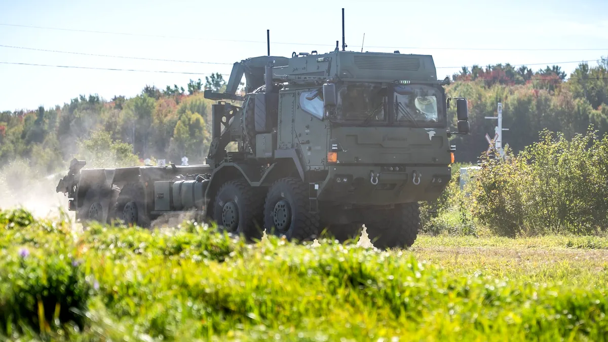 Armata cumpără autocamioane cu platformă și tracțiune integrală: licitație de peste 7,8 milioane lei la Pitești